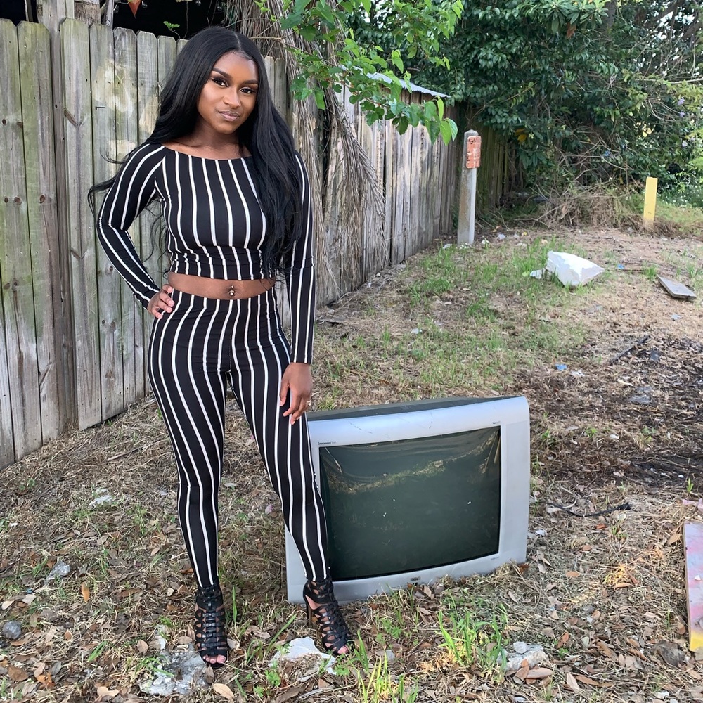 Black and white stripe set